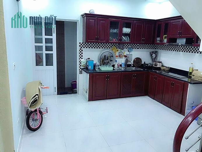 Bán nhà mặt ngõ Thư Trung, diện tích 40m 4 tầng GIÁ 2.3 tỉ ô.tô đỗ tận cửa