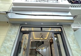 Bán nhà ngõ 133 Chùa Hàng, diện tích 47m 3 tầng GIÁ 2.98 tỉ, mới tinh, độc lập