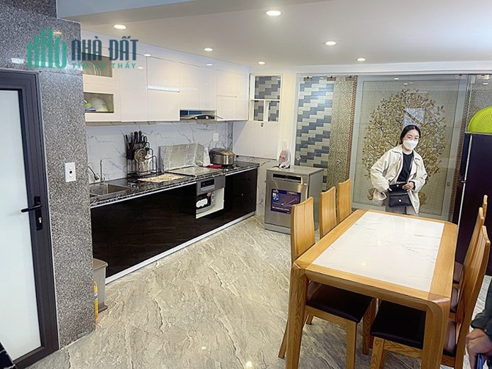 Bán nhà ngõ 152 Chợ Hàng, diện tích 64m 3.5 tầng GIÁ 3.25 tỉ, sân cổng riêng