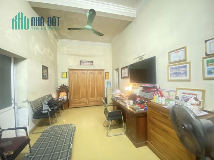 Bán Nhà Phố Trần Cung 106m2 x 3 tầng, bán đất tặng nhà, Khách mua về sửa qua hoặc đập đi xây mới