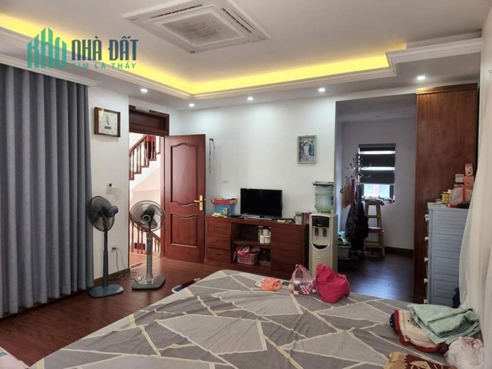 Bán Căn Biệt Thự Sân Vườn Hoàng Quốc Việt 140m2 x 4 tầng, 6 phòng ngr khép kín full nội thất sang