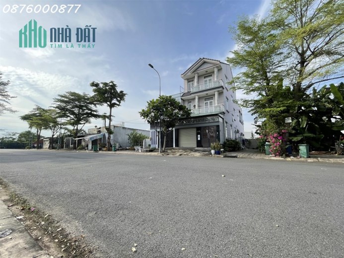 Bán biệt thự Lê Văn Lương Nhà Bè. Căn góc 2MT, đường 20m, kế công viên đang cho thuê 20 triệu