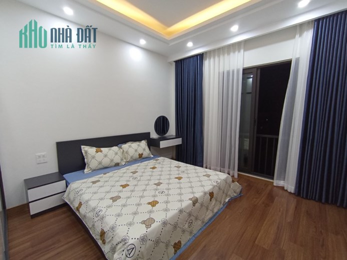 Bán nhà gần phố Nguyễn Văn Cừ, Dt 32m, nhà 5 tầng giá nhỉnh 5 tỷ.