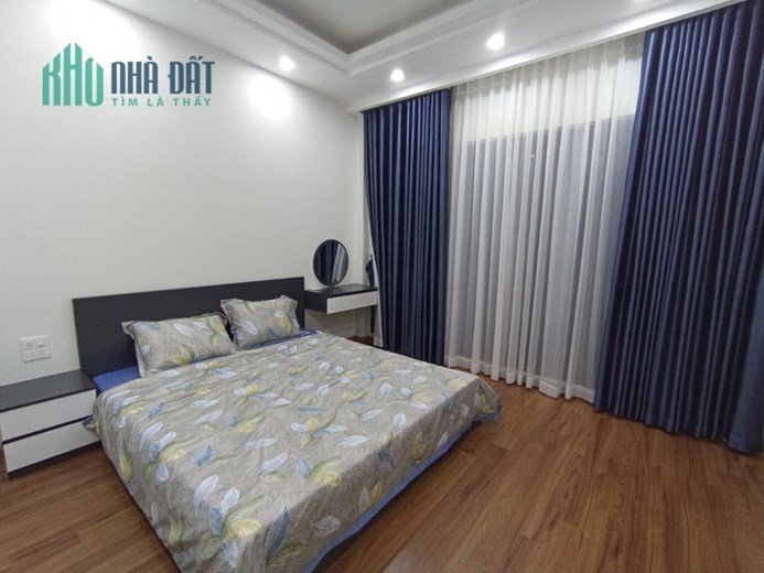 Bán nhà gần phố Nguyễn Văn Cừ, Dt 32m, nhà 5 tầng giá nhỉnh 5 tỷ.