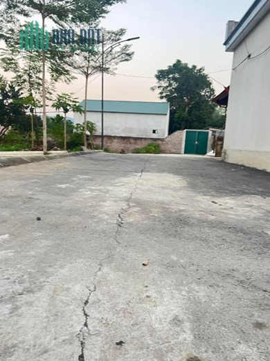 Lô 60m gần trục chính Bình Yên  thông sang đất Tân Xã gần CNC Hoà Lạc 
Giá nhỉnh tỷ thôi ạ
 Lh ngay