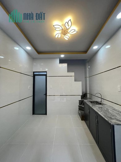 Nhỉnh 1 tỷ có nhà 2 tầng 2 WC sát Bàu Cát