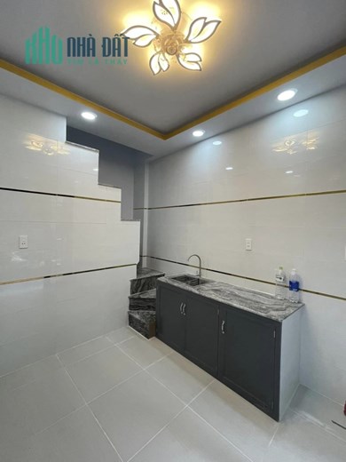 Nhỉnh 1 tỷ có nhà 2 tầng 2 WC sát Bàu Cát