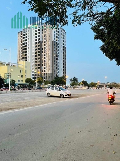 BÁN KHÁCH SẠN PHỐ ĐÀM QUANG TRUNG , LONG BIÊN . 121M X 7T , DOANH THU 200TR. 19 TỶ