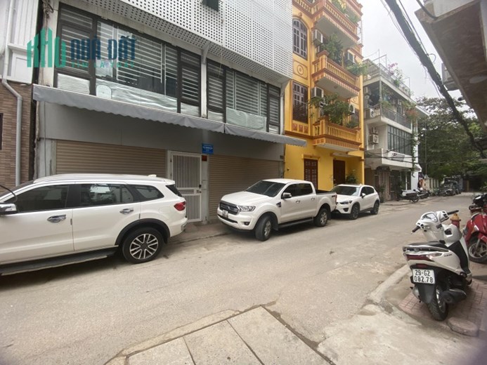 Bán nhà Kim Giang, Thanh Xuân
căn nnhà xây mới 5 tầng, thang máy, ô tô ra vào, ngõ thông ra đường
