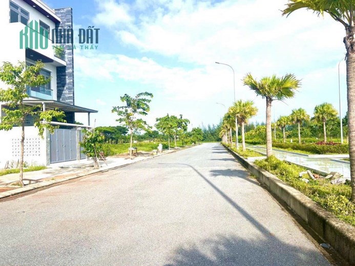 Lô FPT  kẹp vạch cây xanh siêu đẹp view công viên