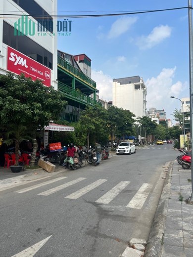BÁN ĐẤT TẶNG NHÀ TRUNG TÂM ĐÔNG ANH, LÀN ĐƯỜNG 4 Ô TÔ, DÃY NGÂN HÀNG SẦM UẤT