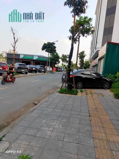 BÁN ĐẤT TẶNG NHÀ TRUNG TÂM ĐÔNG ANH, LÀN ĐƯỜNG 4 Ô TÔ, DÃY NGÂN HÀNG SẦM UẤT