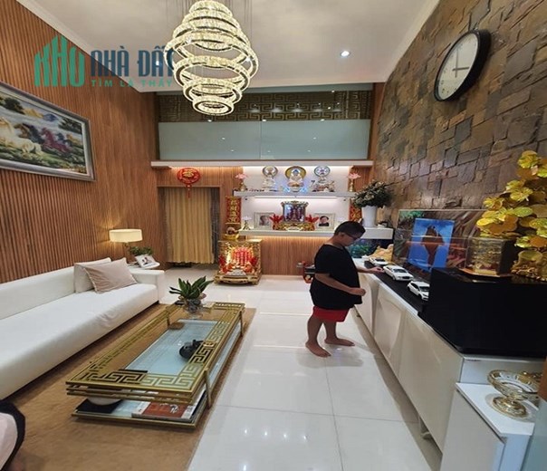 Nhà HXH hạ chào 2,5 tỷ, Nguyễn Trãi, Nguyễn Cư Trinh, Q1, 64m2, 2 tầng.