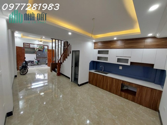 Nhà dân xây SÁT ROYAL PARK, 2 XE TẢI TRANH, GIÁ 5.2 TỶ