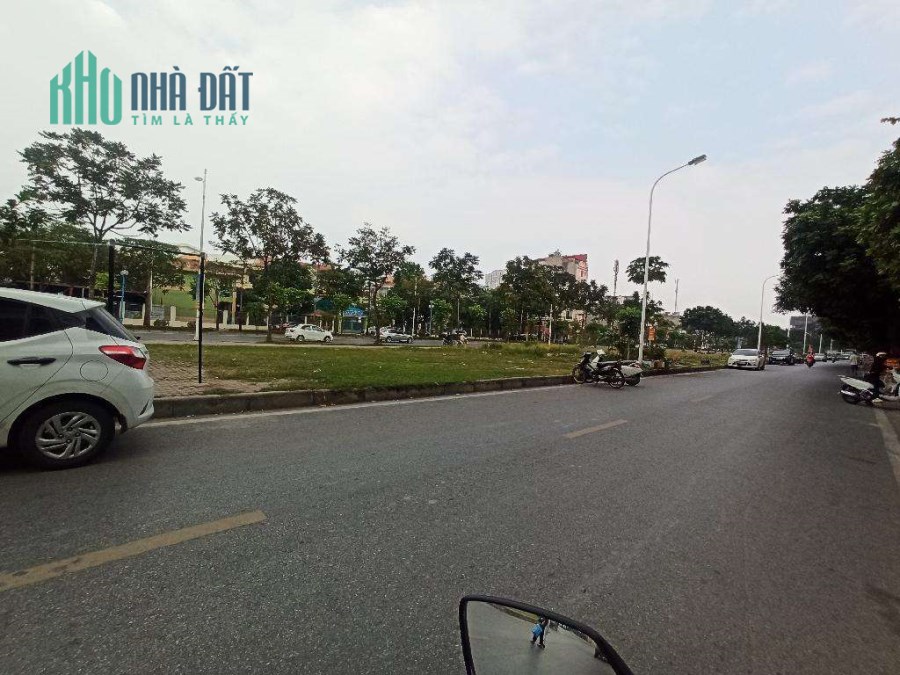 Mặt phố Cổ Linh, Long Biên, kinh doanh sấm uất, vỉa hè rộng thoáng, 110m, mặt tiền: 6.5m, 21 tỷ