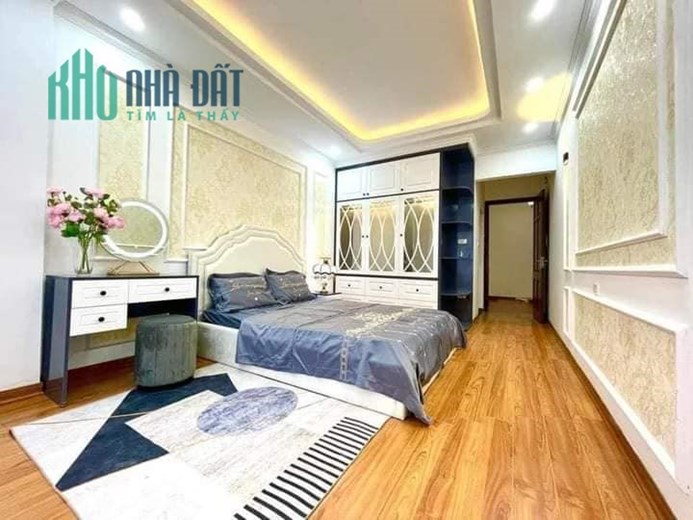 BÁN NHÀ ĐƯỜNG HOÀNG QUỐC VIỆT 45M2, Ô TÔ ĐỖ CỔNG GIÁ ĐẦU TƯ HƠN 3 TỶ