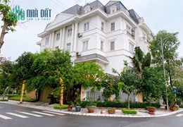 HIẾM !! Bán biệt thự đường Trung Hòa 160mx4T Lô Góc MT 15m oto tránh vỉa hè hơn 40 ty mua là lãi