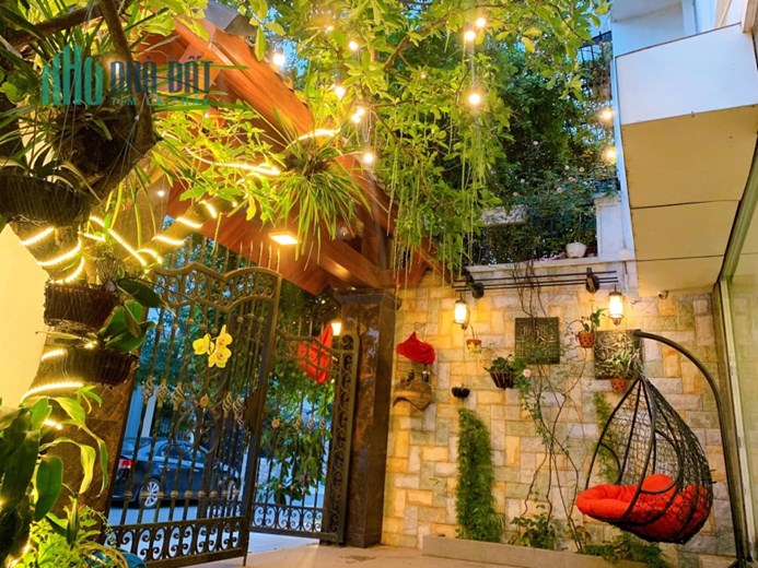 HIẾM !! Bán biệt thự đường Trung Hòa 160mx4T Lô Góc MT 15m oto tránh vỉa hè hơn 40 ty mua là lãi