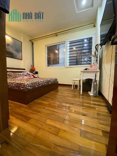 Bán nhà Đại La 32m xây 5 tầng mới xe con lùi cửa nhà vuông cách phố 20m giá 4 tỷ