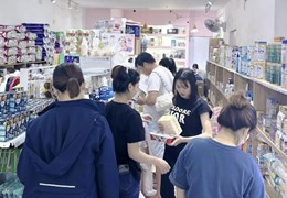 Cho thuê nhà 2 tầng PHẠM VĂN NGHỊ tầng 1 trống suốt, có cửa gương