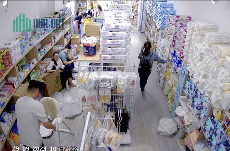 Cho thuê nhà 2 tầng PHẠM VĂN NGHỊ tầng 1 trống suốt, có cửa gương
