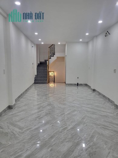 CẦN BÁN NHANH NHÀ 3 TẦNG . NHÀ MẶT TIỀN ĐƯỜNG HỒNG BÀNG , NHA TRANG