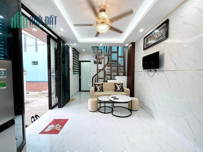 Bán nhà Lê Thanh Nghị- chưa đến 2 tỉ- dt gần 40m2x 3 tầng- vài bước ra ô tô- nhà đẹp ở luôn tha hồ