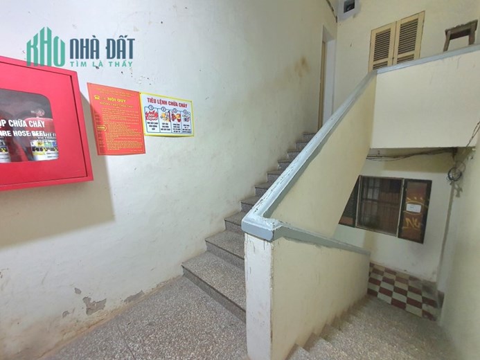 Bán căn hộ tập thể phố Yên Ninh, Ba Đình 120m, 3PN, 2WC, ở luôn, giá 2.8 tỷ. LH: 0366051369