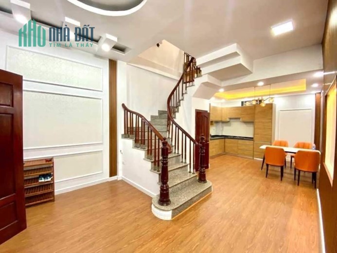 HÀNG HIẾM ! Nhà mặt phố Khương Trung, ô tô đỗ cổng, 3 thoáng, nội thất nhập khẩu, 39m chỉ hơn 4 tỷ.