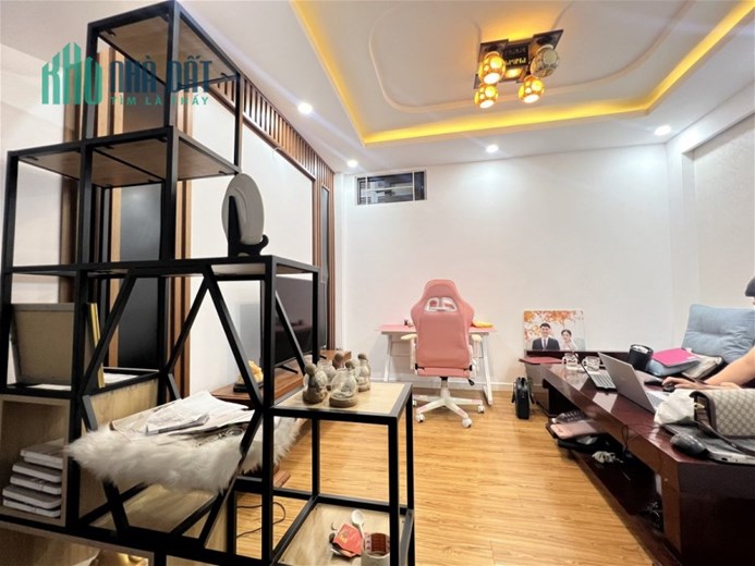 HÀNG HIẾM ! Nhà mặt phố Khương Trung, ô tô đỗ cổng, 3 thoáng, nội thất nhập khẩu, 39m chỉ hơn 4 tỷ.