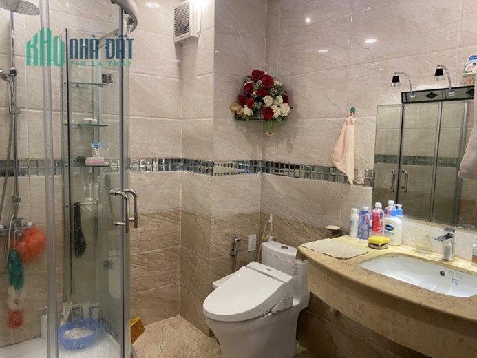 Nhà Hẻm 8M 68m2 4Tầng Đối Diện Celadon Quận Tân Phú Giá 9TỶ800 TL Tốt.