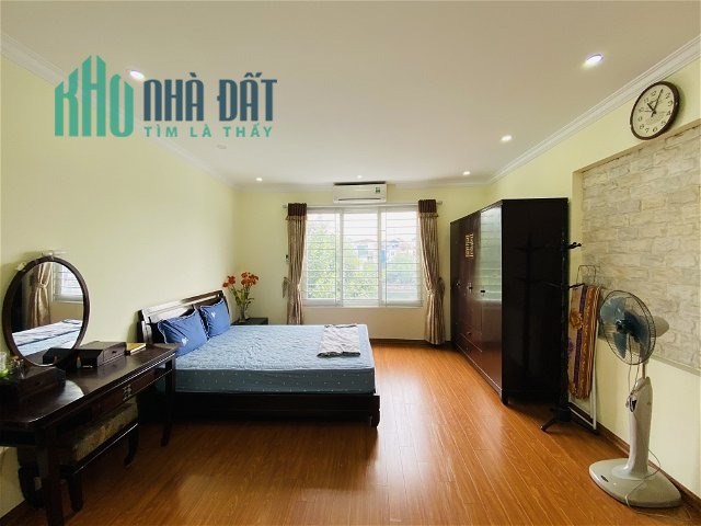 Bán nhà mặt hồ Văn Chương Quận Đống Đa 28m2x6 tầng, vỉa hè ô tô tránh, kinh doanh chỉ 9.45 tỷ.