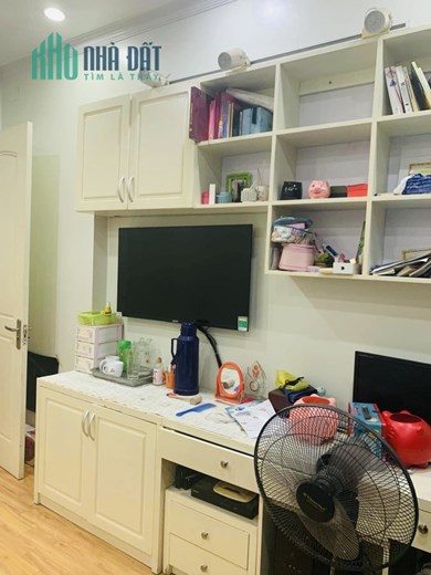 Cho THUÊ nhà Sài Đồng 5 tầng vừa ở và kinh doanh sạch sẽ.