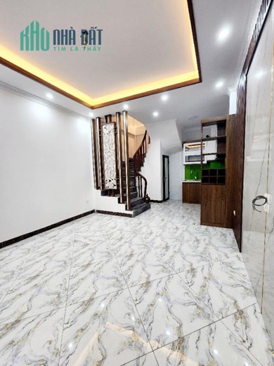 NGÃ TƯ SỞ, THANH XUÂN, CẠNH ROYAL

33m x 5 tầng, mt 4,1, giá 4,15 tỷ