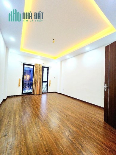 NGÃ TƯ SỞ, THANH XUÂN, CẠNH ROYAL

33m x 5 tầng, mt 4,1, giá 4,15 tỷ