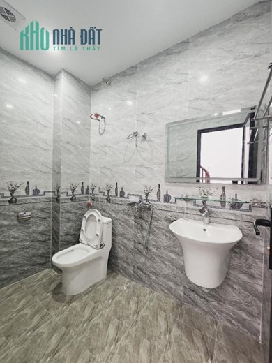NGÃ TƯ SỞ, THANH XUÂN, CẠNH ROYAL

33m x 5 tầng, mt 4,1, giá 4,15 tỷ