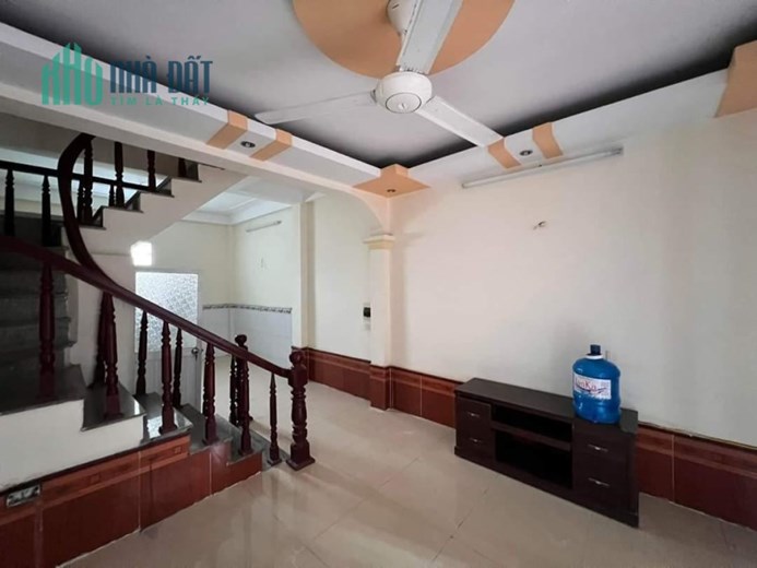 HIẾM, KIM GIANG, LÔ GÓC, DÂN XÂY

37m x 4 tầng, giá nhỉnh 3 tỷ