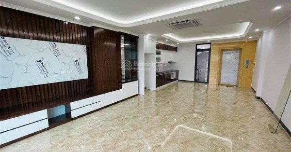 Cần bán gấp nhà Mặt ngõ Cát Linh giá 19.5 tỷ, 120m x 3T , Ngõ gần ,