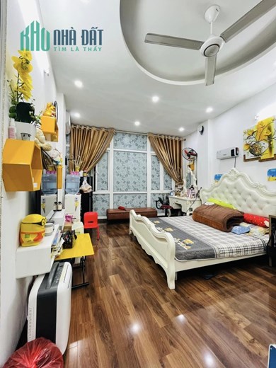 Bán nhà Đường La Thành Lớn Đống Đa 35x 5 tầng về ở luôn đón Têt, ngõ rộng, sạch chỉ  4.5 tỷ