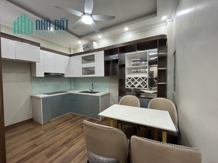 Nhà 5 tầng Đẹp Nguyễn Văn Cừ, full nội thất xịn, Gara ô tô, DT 43m2, MT 4.2m, giá 7.1 tỷ.