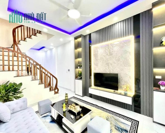 Bán nhà Trần Thái Tông, 40m, 5 tầng, full nội thất, cách phố 30m, gần chỗ để oto,gần các chợ, có