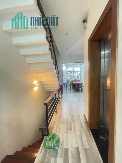 nhà đẹp Long Biên, 70m x 5 tầng, thoáng trước sau, gara,thang máy, vỉa hè, ôtô dừng đỗ