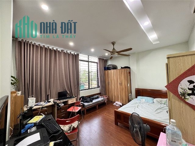 Bán nhà phố Quan Nhân 40m2x4 tầng, ô tô đỗ cổng tránh, đậu, cách mặt phố Quan Nhân đúng 70m, ở luôn.