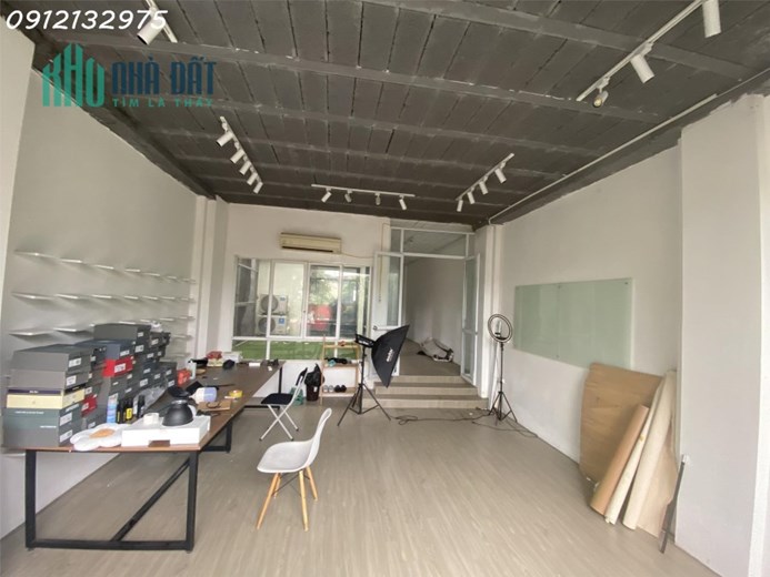 Cho thuê cửa hàng hoặc làm văn phòng tầng 2 mặt phố Nguyễn Hoàng Tôn - Địa chỉ: Nguyễn Hoàng Tôn,