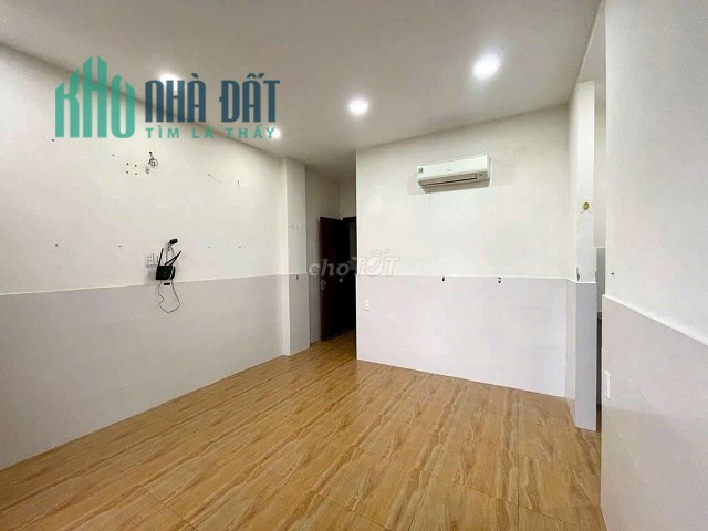 PHÒNG RỘNG, CÓ BAN CÔNG - mặt tiền Cầu Xéo, Phường Tân Quý, Quận Tân Phú