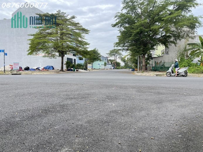 Bán đất biệt thự Lê Văn Lương Nhà Bè. DT 10m x 25m, đường 20m, thông Đào Sư Tích, PMH Quận 7
