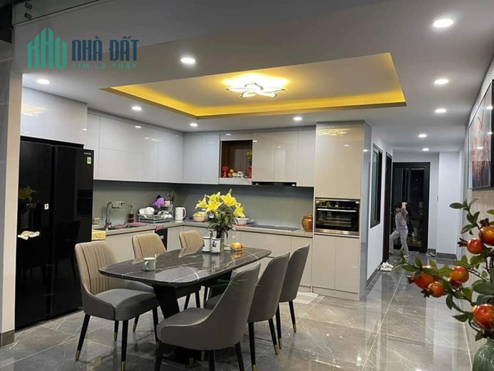 Nhà có việc cần bán gấp - Lạc Long Quân - TTTM Lotte - 75m2 x 6 Tầng - ngõ nông - thang máy