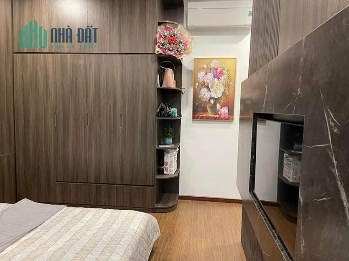 Nhà có việc cần bán gấp - Lạc Long Quân - TTTM Lotte - 75m2 x 6 Tầng - ngõ nông - thang máy