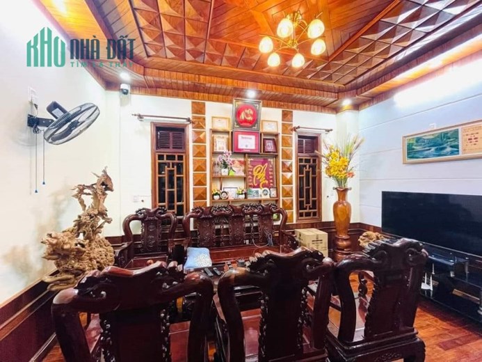 NHÀ MẶT TIỀN LÊ THANH NGHỊ – VỈA HÈ ĐÁ BÓNG – NHÀ GỖ SANG TRỌNG