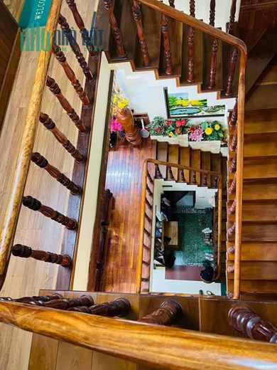 NHÀ MẶT TIỀN LÊ THANH NGHỊ – VỈA HÈ ĐÁ BÓNG – NHÀ GỖ SANG TRỌNG